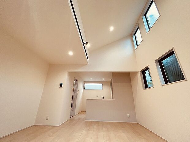 家族が食事するダイニングスペースをキッチンから見渡せる設計に。お料理をしながら家族とのコミュニケーションが増えそうな予感。 