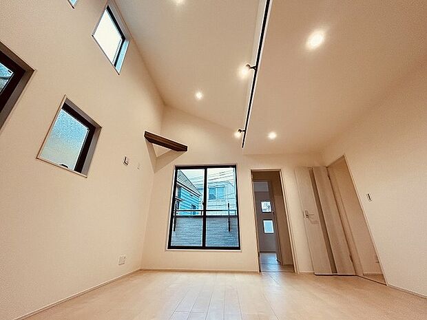 吹抜けの空間を意識した開放感のある明るいリビング。