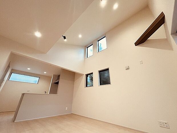 実際に室内をご見学頂くと生活のイメージが広がると思います。家具を置いたイメージや窓からの景色など。周辺で販売に出している物件も一緒にまとめてご見学頂き、比較する事もできます。