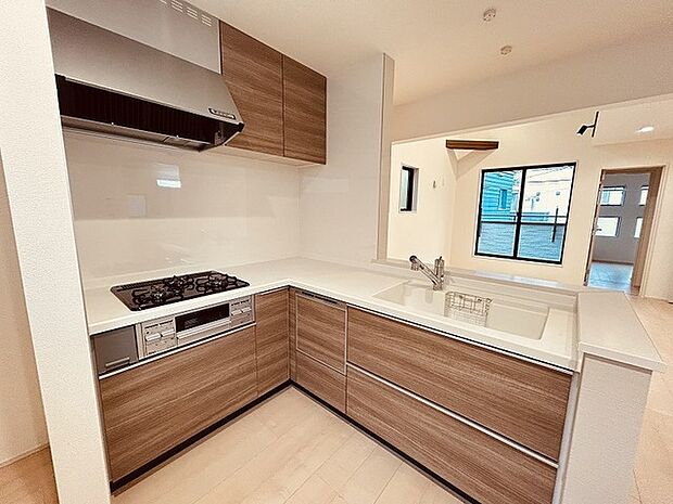 お料理をしながらリビングの家族やゲストとの会話が楽しめるカウンタータイプのキッチン。毎日のお料理を楽しく快適に。 