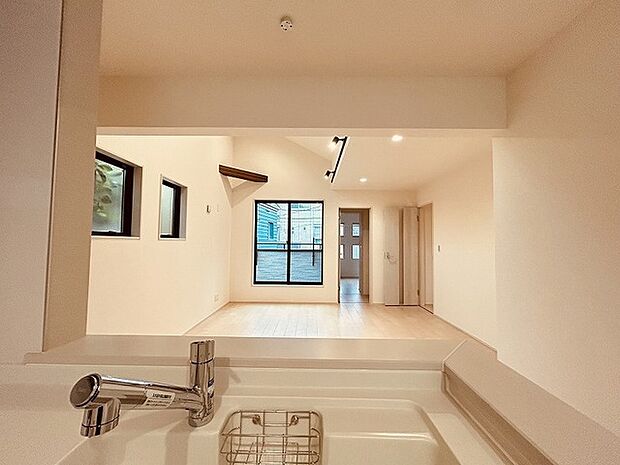 カウンターキッチンならではの開放的な見通し、全体が見渡せることでご家族の団欒スペースもより明るく笑顔が溢れる空間となります。 