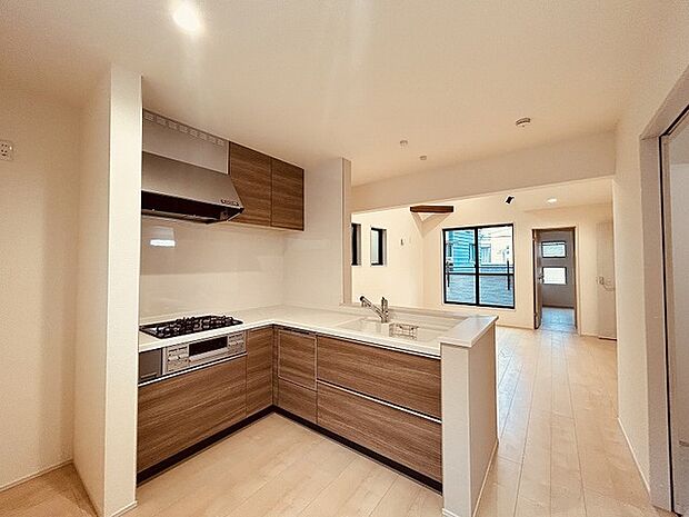 お料理をしながらリビングの家族やゲストとの会話が楽しめるカウンタータイプのキッチン。毎日のお料理を楽しく快適に。 