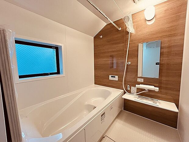 一日の疲れを癒してくれるゆったりとしたバスルームです。 