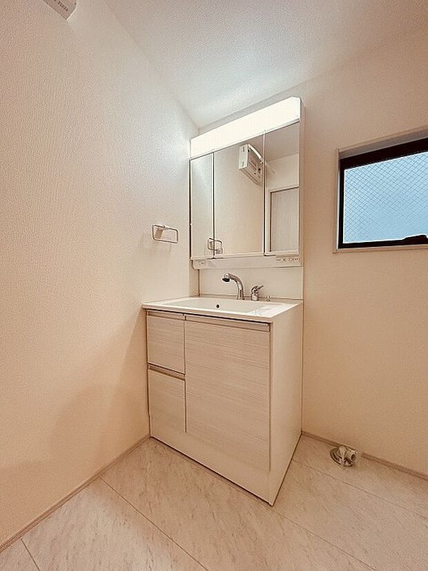 使いやすいタイプの洗面化粧台のあるランドリースペース 