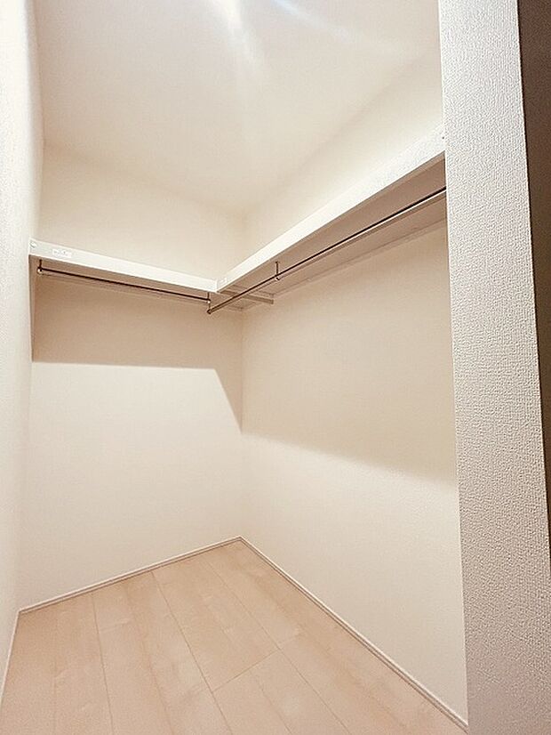 収納スペースがたっぷりと確保されたこの物件では、生活をより快適に送ることができます。