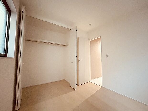 豊富な収納スペースもこの物件の特長の一つ。各所に収納が完備されており、生活をスッキリと整えることができます。 