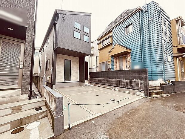 周辺の街並みの中で適度な主張、生活に溶け込むシンプルなデザインの外観が魅力の一戸建です。 