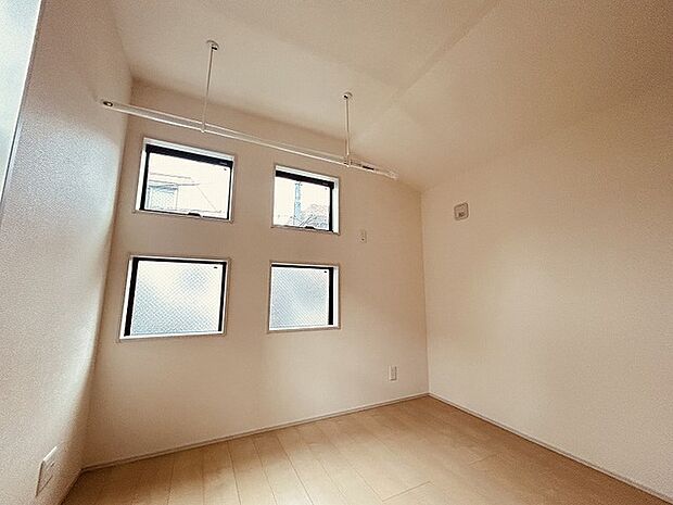 洋室はモダンなデザインと機能性を備え、快適な生活空間に。明るい窓から差し込む自然光が広々とした空間をさらに明るく開放的に感じさせます。