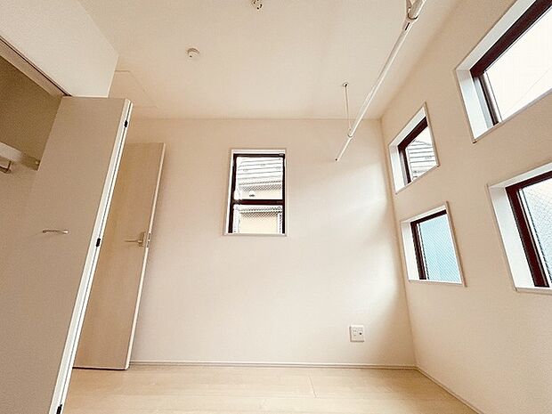 スタイリッシュなデザインと快適な居住性を兼ね備えた洋室。広々とした空間は、自分らしいインテリアを楽しむことができるほか、リラックスした時間を過ごすことができそうです。 