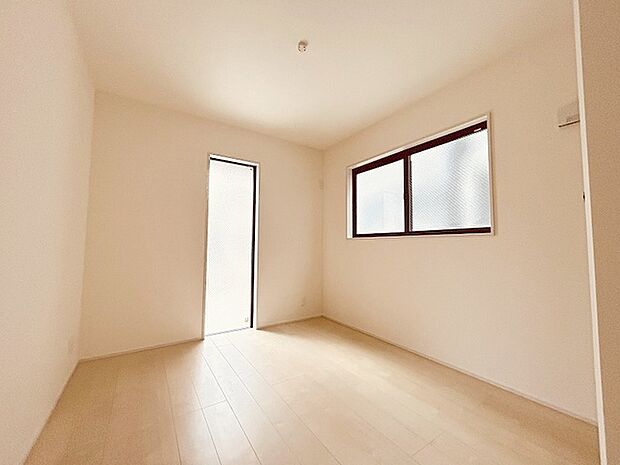 スマートなデザインと賢い収納が生活を快適にします。広々とした雰囲気を演出する工夫が施され、生活空間の魅力を引き出します。  