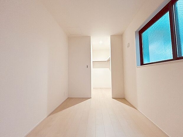 洋室はモダンなデザインと機能性を備え、快適な生活空間に。明るい窓から差し込む自然光が広々とした空間をさらに明るく開放的に感じさせます。  