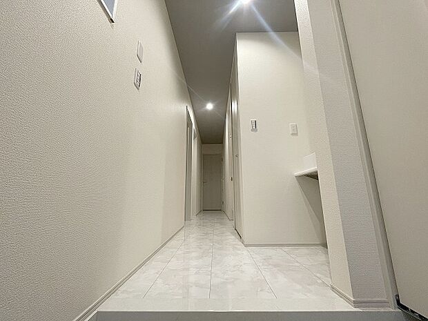 玄関は家の第一印象を左右する重要な場所。ほどよい広さとスタイリッシュな色遣いが印象的です。