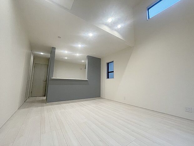 家族が食事するダイニングスペースをキッチンから見渡せる設計に。お料理をしながら家族とのコミュニケーションが増えそうな予感。