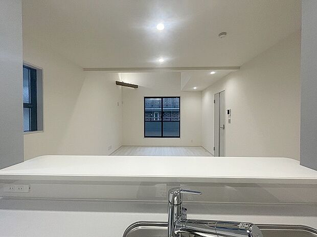 お料理をしながらリビングの家族やゲストとの会話が楽しめるカウンタータイプのキッチン。毎日のお料理を楽しく快適に。