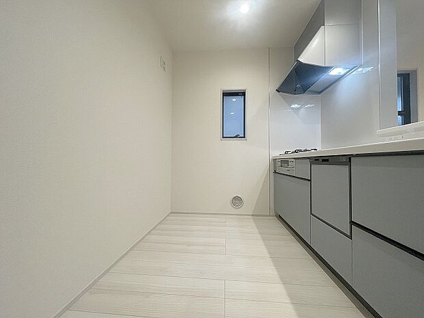 キッチンコンロスペースの近くには、空気の入れ替えが可能な開口部を設置!! お料理をする際には、換気扇を回しながら匂いが籠らない様に開放してお料理もお楽しみ頂けます。