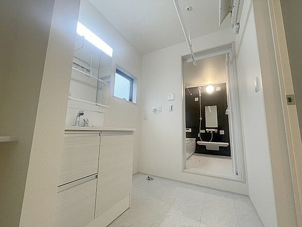 使いやすいタイプの洗面化粧台のあるランドリースペース