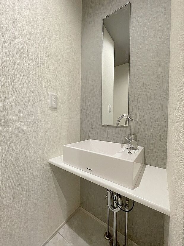 実際に室内をご見学頂くと生活のイメージが広がると思います。家具を置いたイメージや窓からの景色など。周辺で販売に出している物件も一緒にまとめてご見学頂き、比較する事もできます。