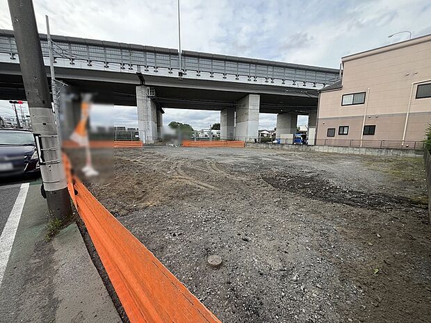 土地物件にはご確認頂くポイントがたくさんございます、土地だけのご見学の際もご遠慮せず、ぜひお気軽に担当スタッフにお申しつけくださいませ。