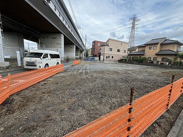 現地ご見学の際、スタッフが様々なご質問に対応いたします、周辺環境、前面道路、建築可能な建物について、ぜひご相談ください。