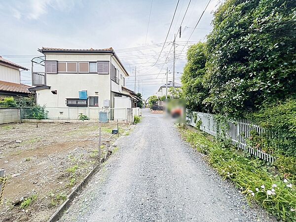安心して暮らすことのできる住宅街。　住宅地の道路は一般に交通量が少なく車などの騒音が少ないため、住民にとって静かな生活環境が提供されます。