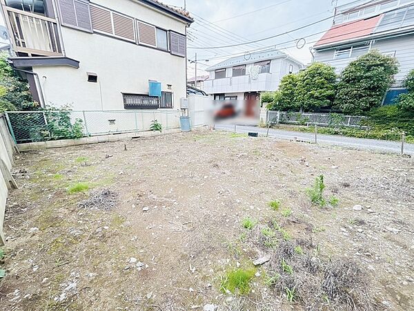 建築条件なしの敷地。弊社グループ「白馬建設」にて建物プランをご提案できます。実際の陽当たりやサイズ感を現地でお確かめください。