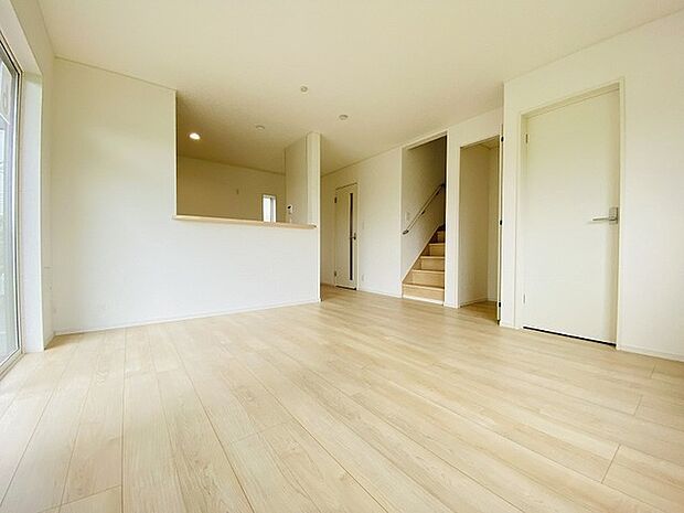 家族が食事するダイニングスペースをキッチンから見渡せる設計に。お料理をしながら家族とのコミュニケーションが増えそうな予感。