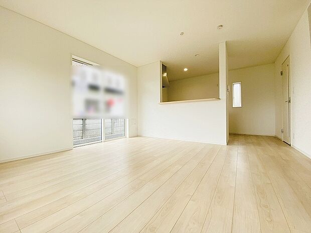 家族の集まるリビングは気持ちの良い自然光が差し込む団欒空間。室内のご見学予約も随時、受付中ですのでお気軽にお問合せください。