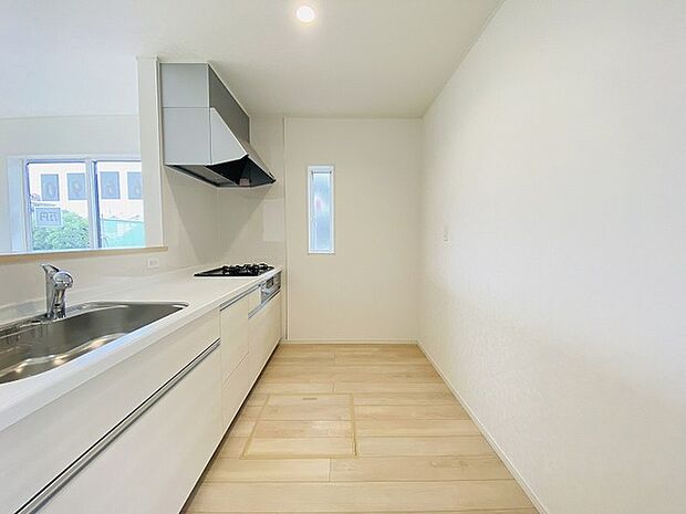 キッチンコンロスペースの近くには、空気の入れ替えが可能な開口部を設置!! お料理をする際には、換気扇を回しながら匂いが籠らない様に開放してお料理もお楽しみ頂けます。