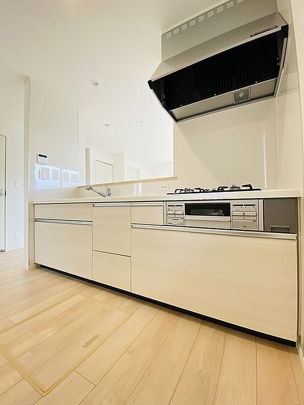 お料理をしながらリビングの家族やゲストとの会話が楽しめるカウンタータイプのキッチン。毎日のお料理を楽しく快適に。