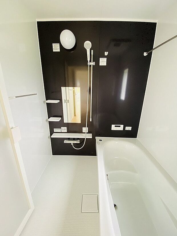 一日の疲れを癒してくれるゆったりとしたバスルームです。