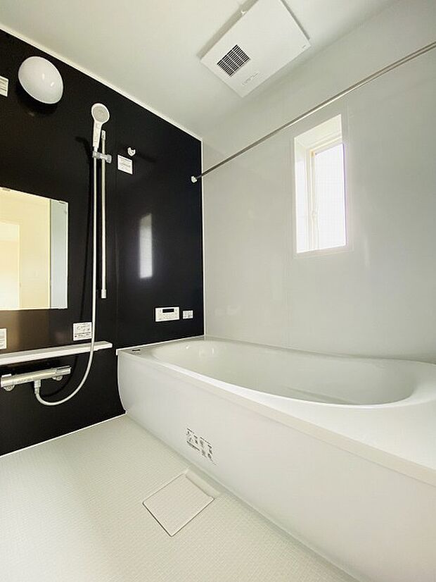 一日の疲れを癒してくれるゆったりとしたバスルームです。