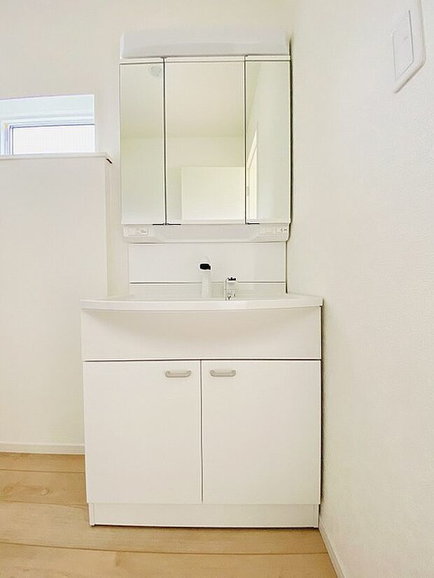 三面鏡に洗面台。 コンセントに照明機能、多機能性を備えた設備です。