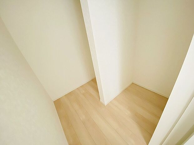 豊富な収納スペースもこの物件の特長の一つ。各所に収納が完備されており、生活をスッキリと整えることができます。 