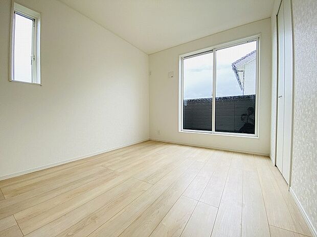 実際に室内をご見学頂くと生活のイメージが広がると思います。家具を置いたイメージや窓からの景色など。周辺で販売に出している物件も一緒にまとめてご見学頂き、比較する事もできます。