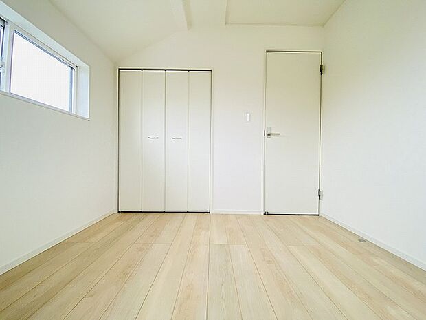 勾配天井の2階のお部屋。この勾配の角度がお洒落な雰囲気を感じさせてくれます。