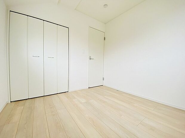 洋室はモダンなデザインと機能性を備え、快適な生活空間に。明るい窓から差し込む自然光が広々とした空間をさらに明るく開放的に感じさせます。