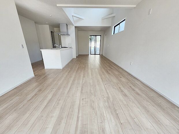 家族の集まるリビングは気持ちの良い自然光が差し込む団欒空間。室内のご見学予約も随時、受付中ですのでお気軽にお問合せください。 