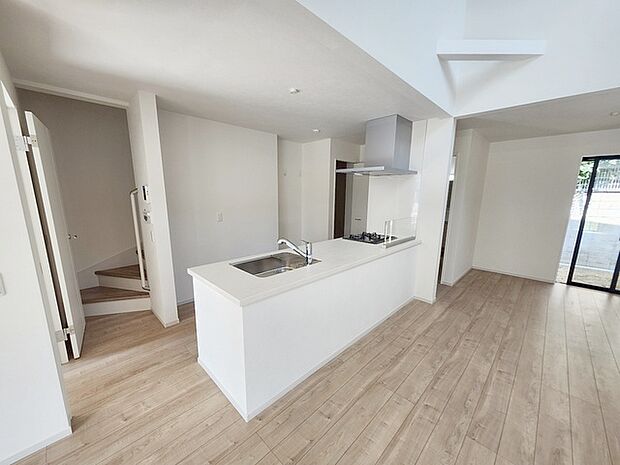 実際に室内をご見学頂くと生活のイメージが広がると思います。家具を置いたイメージや窓からの景色など。周辺で販売に出している物件も一緒にまとめてご見学頂き、比較する事もできます。