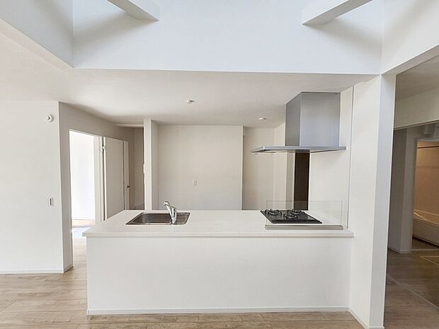 家族が食事するダイニングスペースをキッチンから見渡せる設計に。お料理をしながら家族とのコミュニケーションが増えそうな予感。 