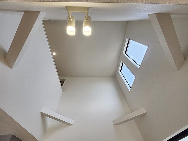 吹抜けの空間を意識した開放感のあるリビング。