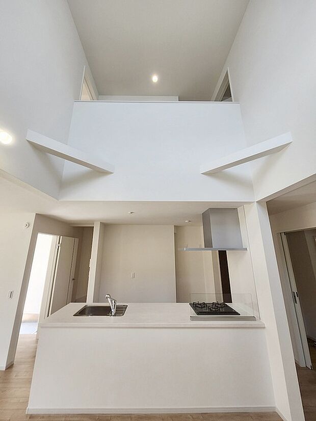 カウンターキッチンならではの開放的な見通し、全体が見渡せることでご家族の団欒スペースもより明るく笑顔が溢れる空間となります。 