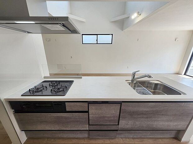 お料理をしながらリビングの家族やゲストとの会話が楽しめるカウンタータイプのキッチン。毎日のお料理を楽しく快適に。 