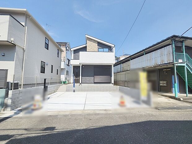 周辺の街並みの中で適度な主張、生活に溶け込むシンプルなデザインの外観が魅力の一戸建です。 