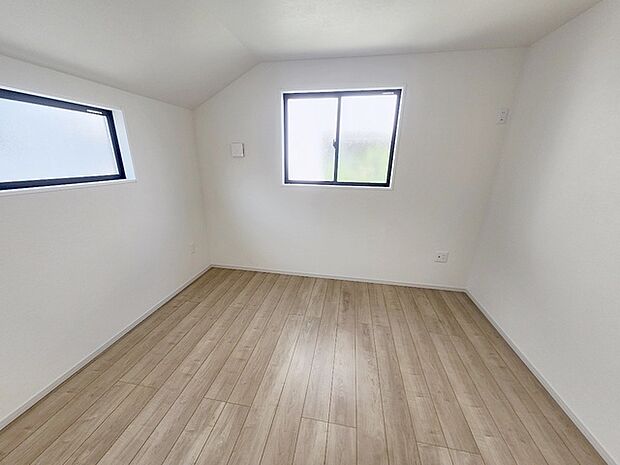 勾配天井の2階のお部屋。この勾配の角度がお洒落な雰囲気を感じさせてくれます。 