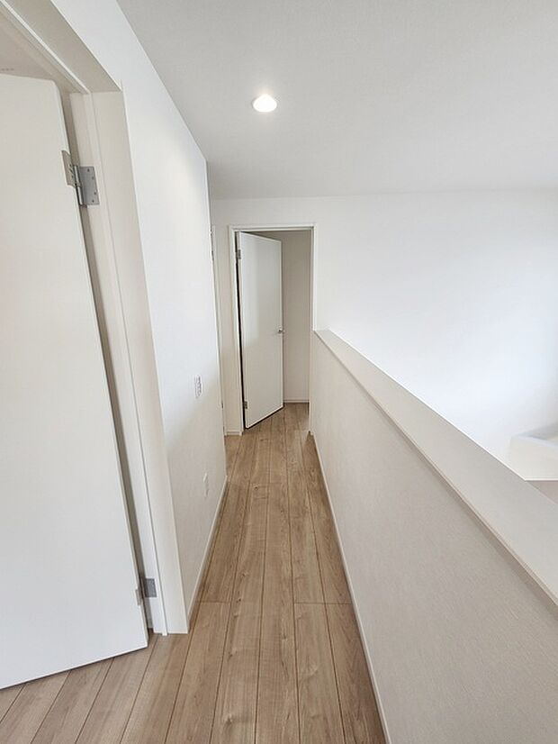 実際に室内をご見学頂くと生活のイメージが広がると思います。家具を置いたイメージや窓からの景色など。周辺で販売に出している物件も一緒にまとめてご見学頂き、比較する事もできます。