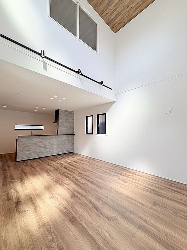 家族が食事するダイニングスペースをキッチンから見渡せる設計に。お料理をしながら家族とのコミュニケーションが増えそうな予感。