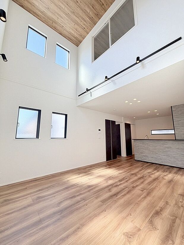 家族の集まるリビングは気持ちの良い自然光が差し込む団欒空間。室内のご見学予約も随時、受付中ですのでお気軽にお問合せください。