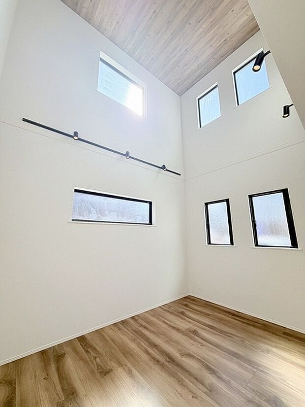 家族みんなが集まるリビング。広さを重視した家族全員が集まれるリビングは、住む上で大事な空間になります。