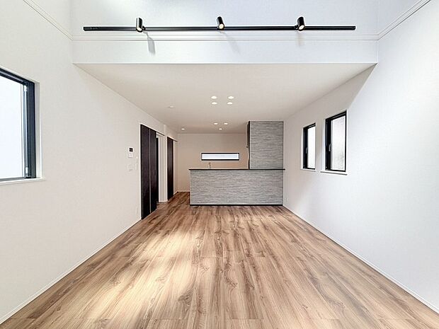 実際に室内をご見学頂くと生活のイメージが広がると思います。家具を置いたイメージや窓からの景色など。周辺で販売に出している物件も一緒にまとめてご見学頂き、比較する事もできます。