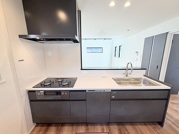 お料理をしながらリビングの家族やゲストとの会話が楽しめるカウンタータイプのキッチン。毎日のお料理を楽しく快適に。